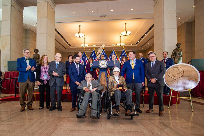 Group shot veterans and congressmen etc in big Hall 