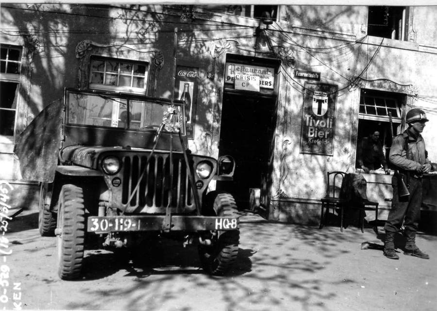 A jeep and soldier in front of a restaurant