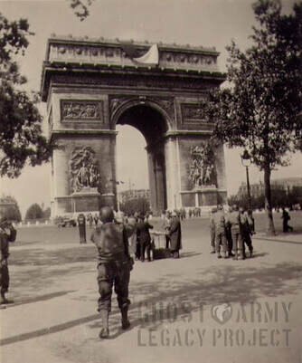 soldiers standing before the arc de triumph in paris